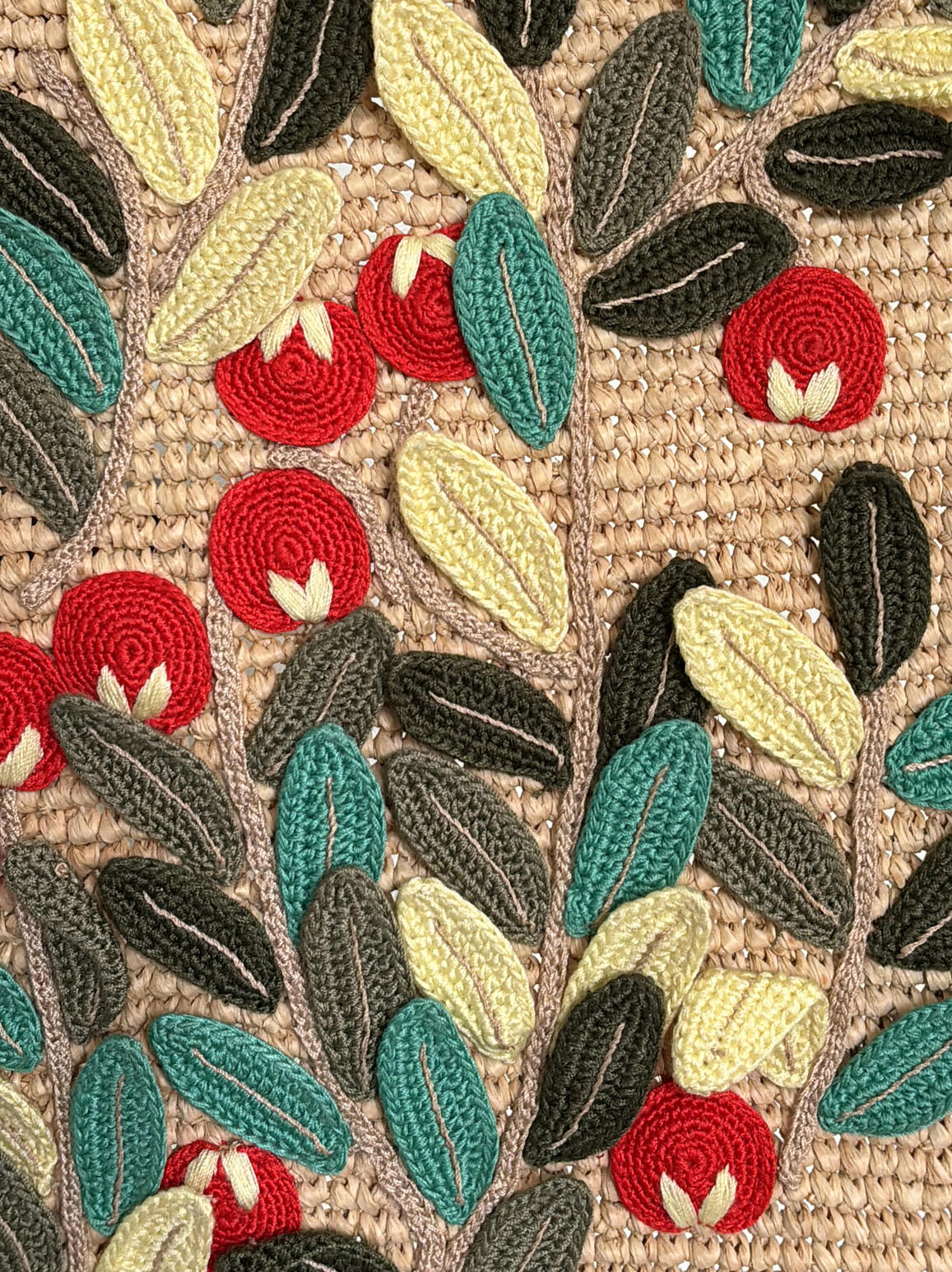 Tissage en raphia et broderie en volume en coton – Initiatives